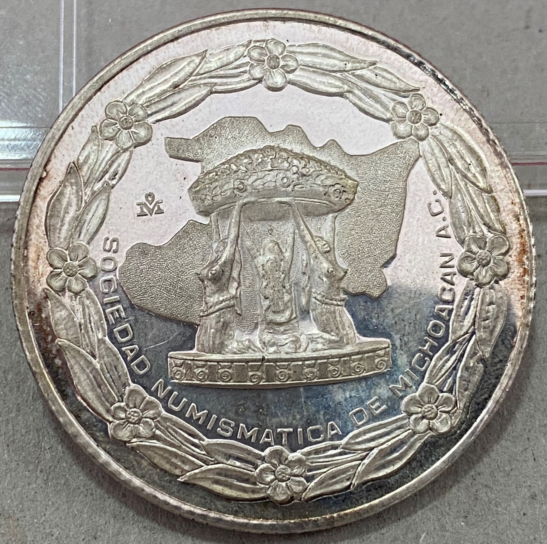50° Aniversario de Michoacan, Sociedad Numismática de Michoacán 1974 Mo. UNC. Canto emulando un 8 reales de república. Algo de paño.
