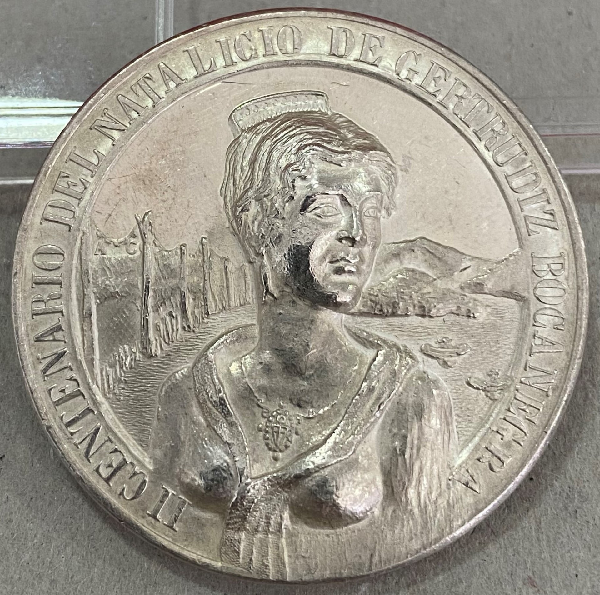  Grove- UNCAT - Sesquicentenario de la muerte de Gertrudiz Bocanegrade la Nación, 1967 Mo. AU+. Diseño ejecutado en alto relieve