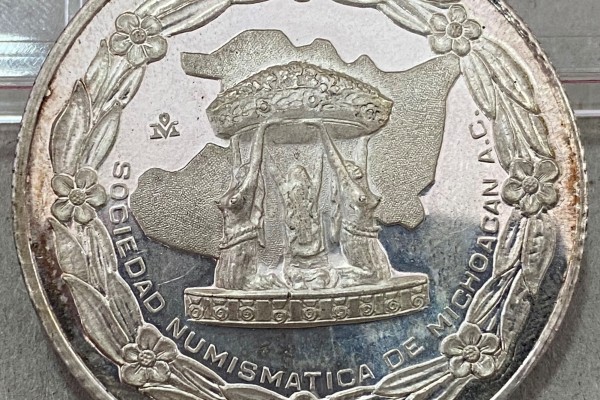 50° Aniversario de Michoacan, Sociedad Numismática de Michoacán 1974 Mo. UNC. Canto emulando un 8 reales de república. Algo de paño.